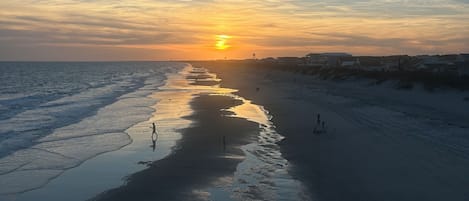 在海灘附近、躺椅、沙灘巾