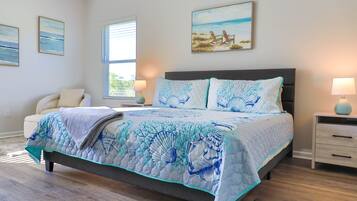 3 quartos, escrivaninha, ferros/tábuas de passar roupa, berço de viagem