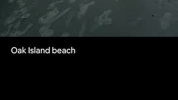 Perto da praia, espreguiçadeiras, toalhas de praia