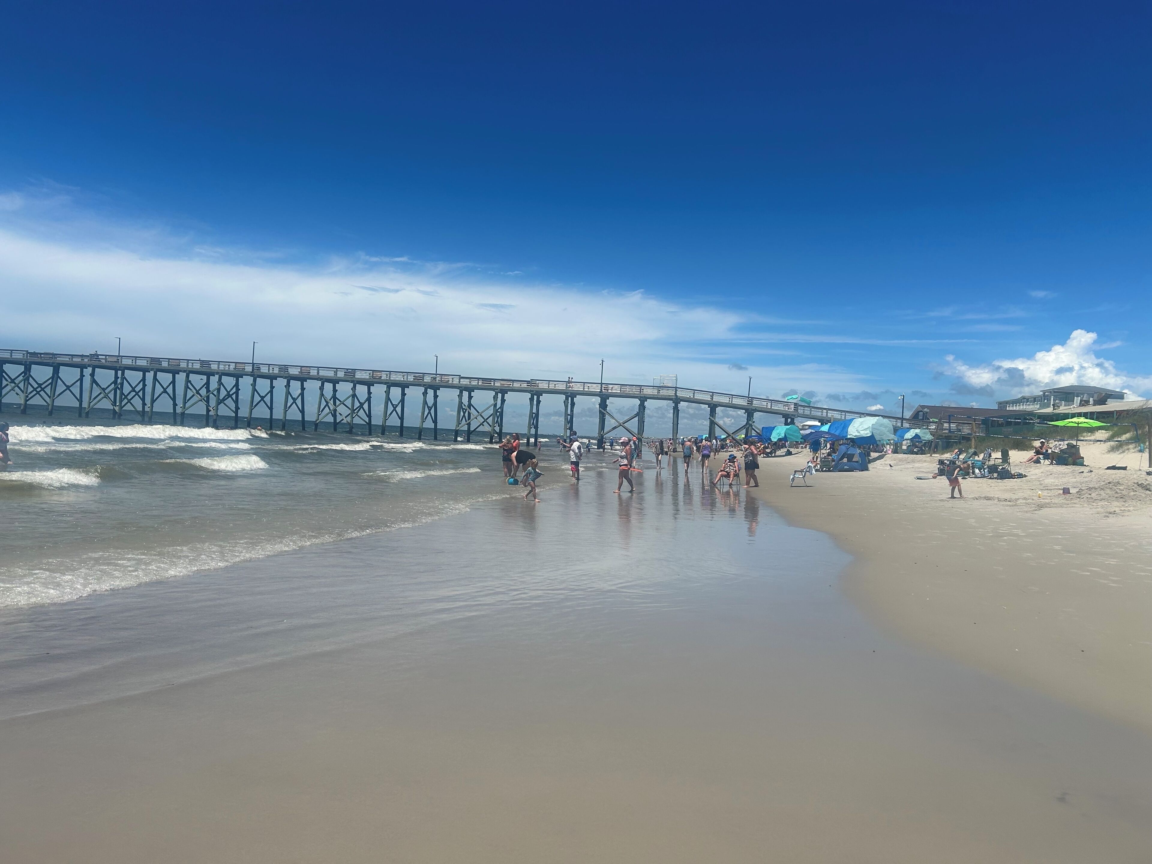 Playa en los alrededores, camastros y toallas de playa 