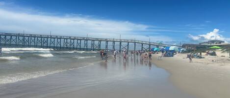 Plage à proximité, chaises longues, serviettes de plage
