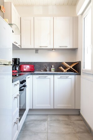 Fridge, microwave, oven, stovetop - Vacation home in Normandy (Aure sur Mer)