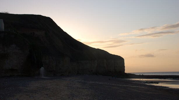 A beach with a large cliff and a waterfall. - Vacation home in Normandy (Aure sur Mer)