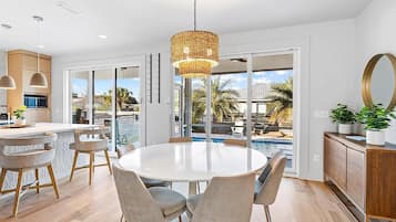 House, Multiple Beds (Talulah Sunrise) | Dining