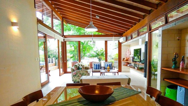 A spacious dining area with a large table, chairs, and a central bowl. - Casa c Wi-fi Jacuzzi e Churrasqueira em Guaec SP (São Sebastião)