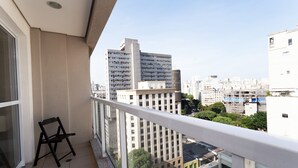 A balcony with a view of a cityscape, including tall buildings and a clear sky. - Apartamento com Wi-fi pr Ximo ao Metr Luz (São Paulo)