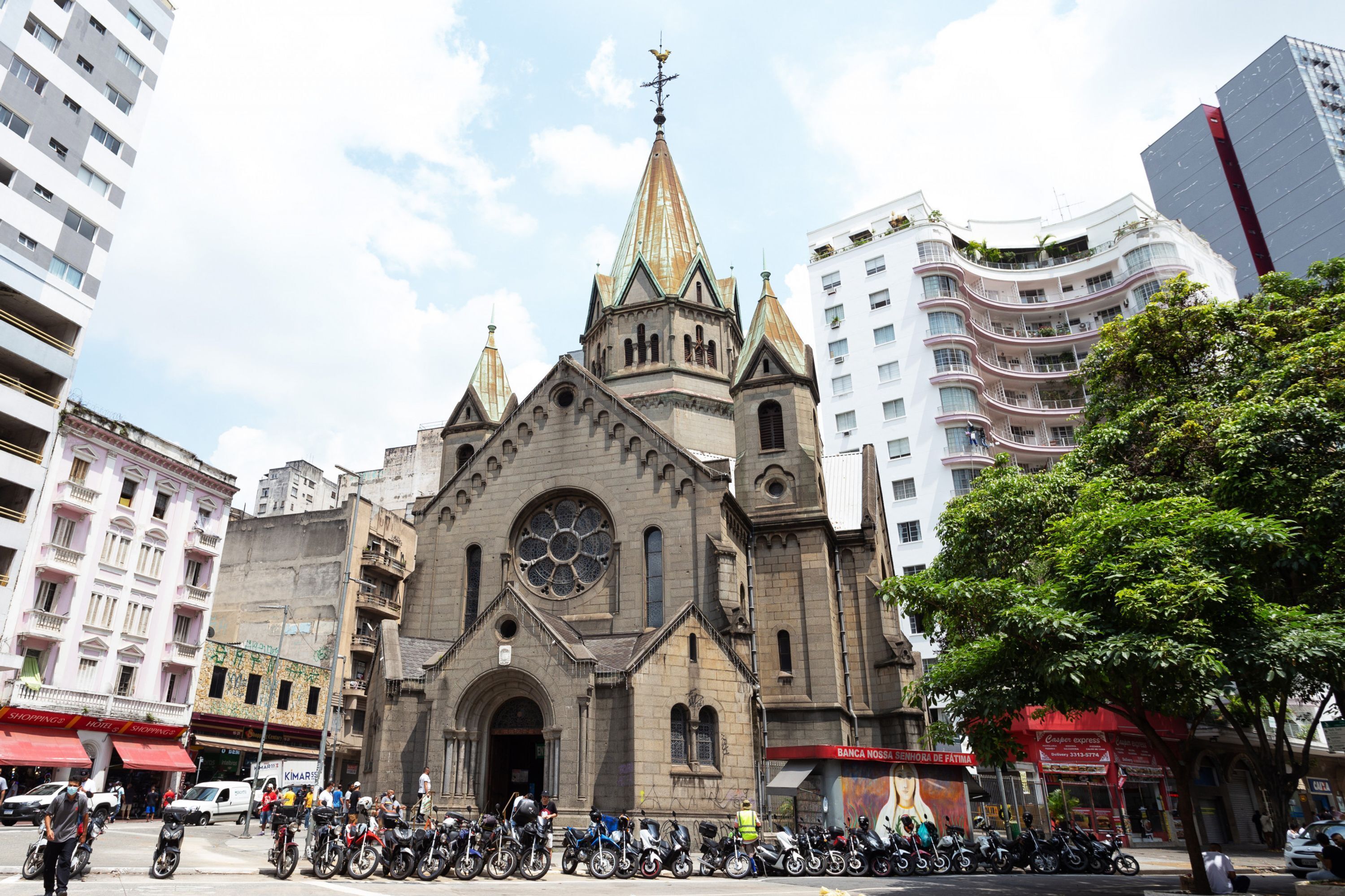 Une église historique, reconnaissable à son clocher imposant et à sa grande rosace.