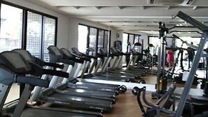 A gym with treadmills, exercise bikes, and weight machines. - Apto Beira-mar com Wi-fi e Piscina em Fortaleza (Fortaleza)