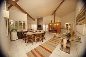 A spacious kitchen with a dining area, featuring a large table, chairs, and a built-in oven. - Casa de Campo com Acesso a Represa em Piracaia SP (Piracaia)