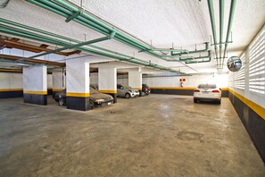 A multi-level parking garage with concrete floors and yellow and white striped walls. - Timo Apto c Sacada Centro Hist Rico de S o Paulo (São Paulo)
