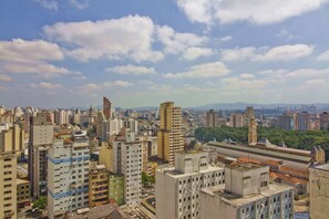 A high-rise urban area with dense buildings and a clear sky. - Timo Apto c Sacada Centro Hist Rico de S o Paulo (São Paulo)