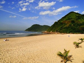 Room - Apto a 400m da Praia do Tombo c Wifi e Garagem (Guarujá)