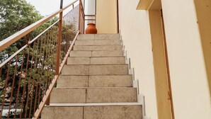 A staircase leading up to a building with a metal railing and a glass ceiling. - Timo Apto c Wifi Ar-condicionado e Garagem (Uruguaiana)
