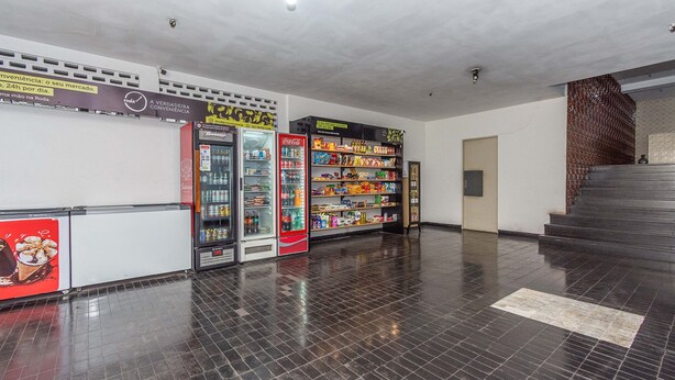 A clean, tiled floor with vending machines and a Coca-Cola refrigerator. - Apto com Wifi e Tima Localiza o Laranjeiras RJ (Rio de Janeiro)