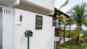 A building with a sign reading "Canto dos Curitos" and a mailbox with a "Go" sign.