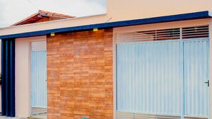 A modern building with a wooden facade and two large garage doors. - Casa c Wifi e Tima Localiza o em Barreirinhas MA (Barreirinhas)