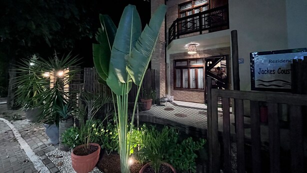 Un edificio residencial con un cartel que dice "Residence Jackes Cousin".