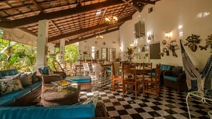 A spacious indoor area with a checkered floor, wooden furniture, and a ceiling with exposed beams. - Ch Cara Completa c Wifi Piscina Sauna Churrasq (Guaramiranga)