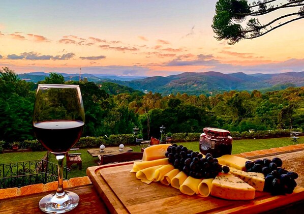 House | 4 bedrooms - Casa Sofisticada com Lareira e Conforto (Camanducaia)