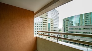 Un balcon avec vue sur les immeubles de grande hauteur.