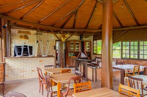 House, Smoking - S tio Charmoso e Completo com Tima rea de Lazer (Itajai)