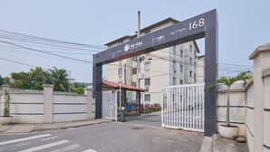 A gated entrance with a sign reading "Rio Vida Residencial Clube 168". - Flat Confort vel com Wi-fi em Santa Cruz RJ (Rio de Janeiro)