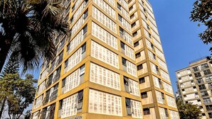 A tall, multi-story building with a modern architectural design, featuring a series of balconies and large windows. - Apto Espa oso c Wifi pr x a Marginal Pinheiros SP (São Paulo)