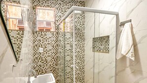 A modern bathroom with a glass-enclosed shower, a sink, and a toilet. - Timo Studio c Wifi a 190m da Praia do Leme RJ (Rio de Janeiro)