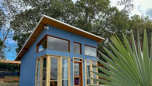 A modern two-story house with large windows and a flat roof. - Cabana com Jacuzzi e Churrasqueira - Ibi na SP (Ibiuna)