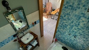A bathroom with a bathtub, toilet, sink, and a mirror. - Cabana com Jacuzzi e Churrasqueira - Ibi na SP (Ibiuna)