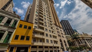 A tall building with multiple balconies and a yellow facade. - Loft pr x do Aeroporto no Centro e com Wi-fi (Rio de Janeiro)