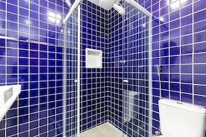 A bathroom with blue-tiled walls and a white toilet. - Loft pr x do Aeroporto no Centro e com Wi-fi (Rio de Janeiro)