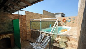 A rooftop pool area with a glass enclosure, a hot tub, and a set of stairs leading down to the pool. - Casa Beira-mar com Piscina em Saquarema RJ (Saquarema)