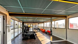 A gym with treadmills, exercise balls, and weight machines. - Apto Confort vel com Wifi no Centro da Bela Vista (São Paulo)