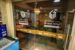 A glass door with "CONDOMÍNIO Grand Ville" signage and a "HOME OFFICE" label. - Apto p Home Office c boa Localiza o - Asa Sul DF (Brasília)