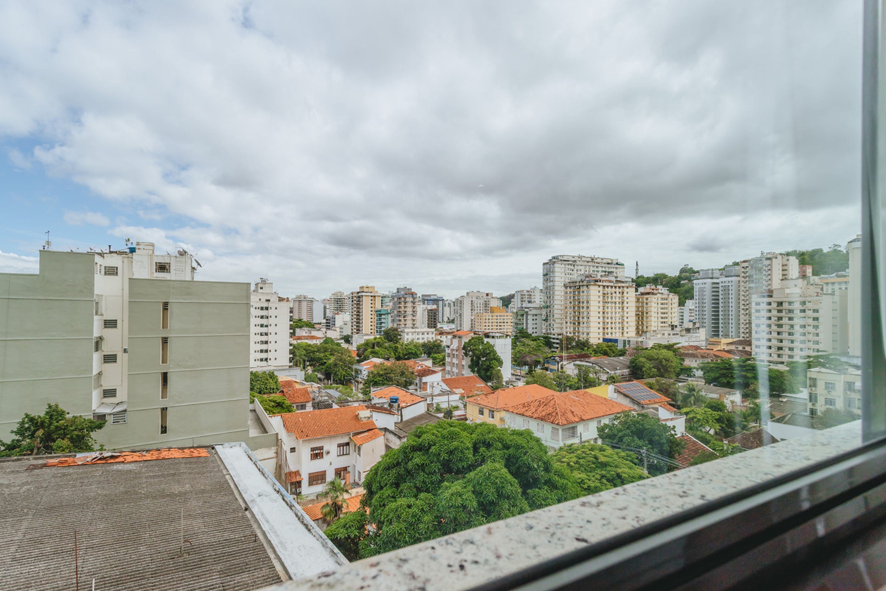 Un paysage urbain avec de grands immeubles et des quartiers résidentiels.