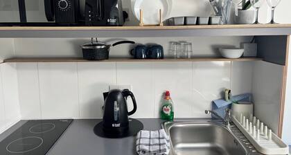 Spacious Apartment - 12 Minutes from Gatwick