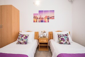 1 bedroom, WiFi, bed sheets - Standard Double or Twin room, Centre of Bar (Bar)