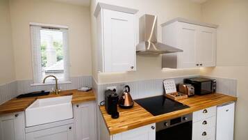 Apartemen | Dapur pribadi | Lemari es, microwave, oven, dan kompor