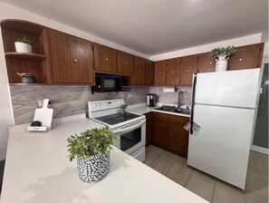 Fridge, microwave, oven, coffee/tea maker