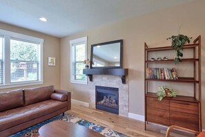 Smart TV, chimenea y oficina 