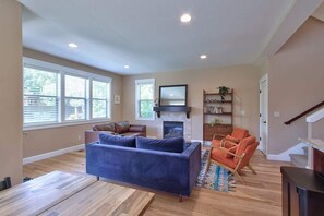 TV connectée, cheminée, espaces bureaux