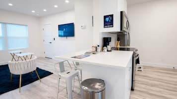 Presidential Villa, City View | Living area | 47-inch LED TV with digital channels, Netflix, Hulu