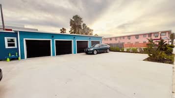 4 bedrooms, iron/ironing board, WiFi (free), bed sheets