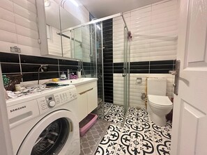 Douche, sèche-cheveux, bidet, serviettes fournies