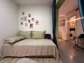 2 dormitorios, tabla de planchar con plancha, ropa de cama