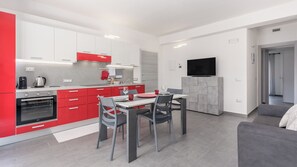 Frigorifero, microonde, forno, piano cottura