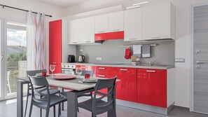 Frigorifero, microonde, forno, piano cottura