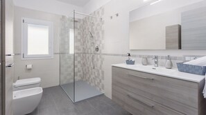 Een douche, een haardroger, een bidet, handdoeken