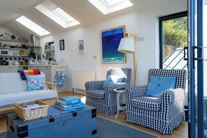 Living area - Ocean and sky at your doorstep (Cowes)